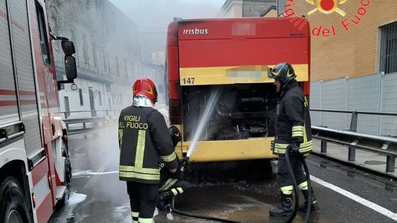 In fiamme il motore di un autobus Amc nel centro di Catanzaro