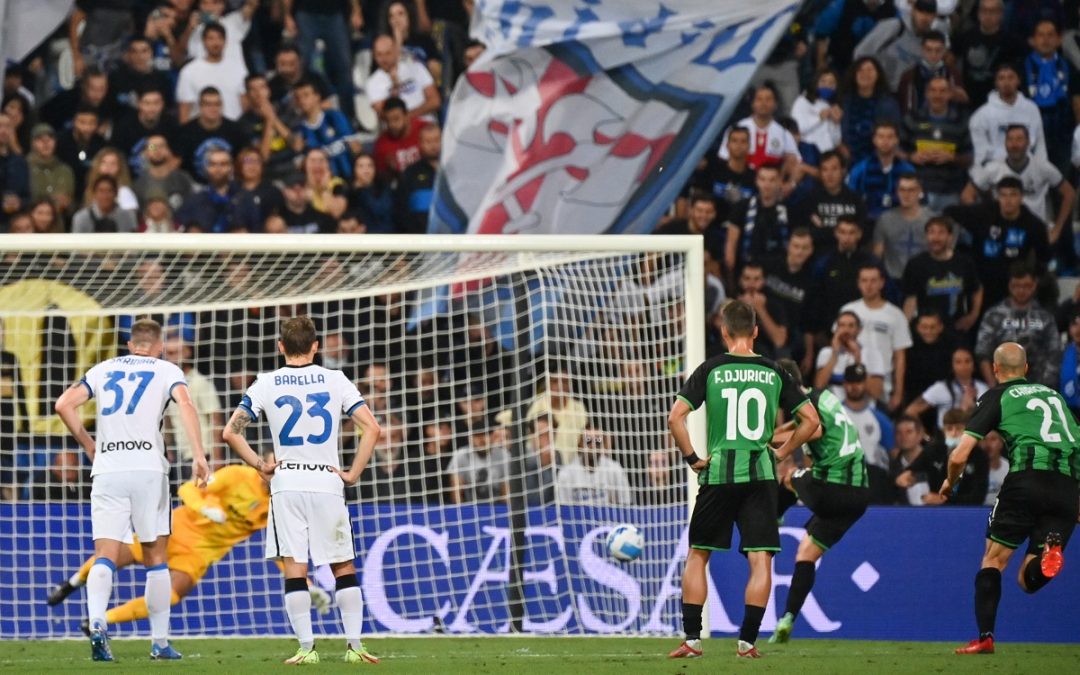 Il rigore realizzato da Berardi durante la gara Sassuolo - Inter