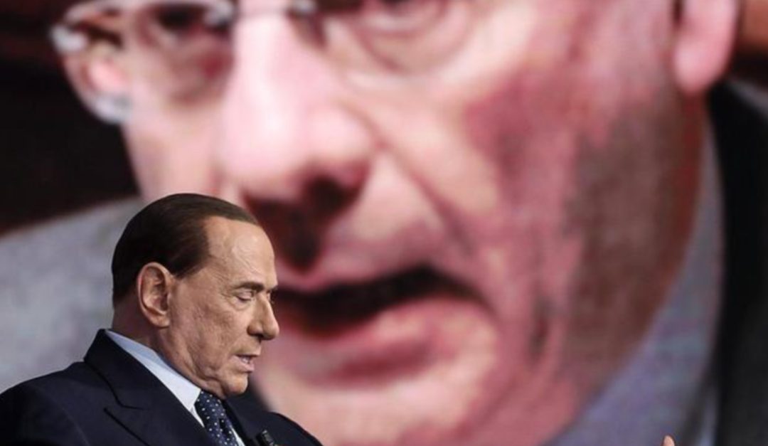 Silvio Berlusconi e, sullo sfondo, Paolo Gentiloni
