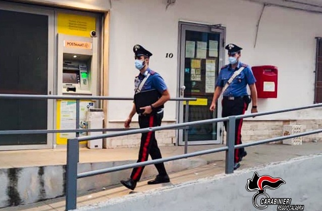 I carabinieri davanti l'ufficio postale di San Luca