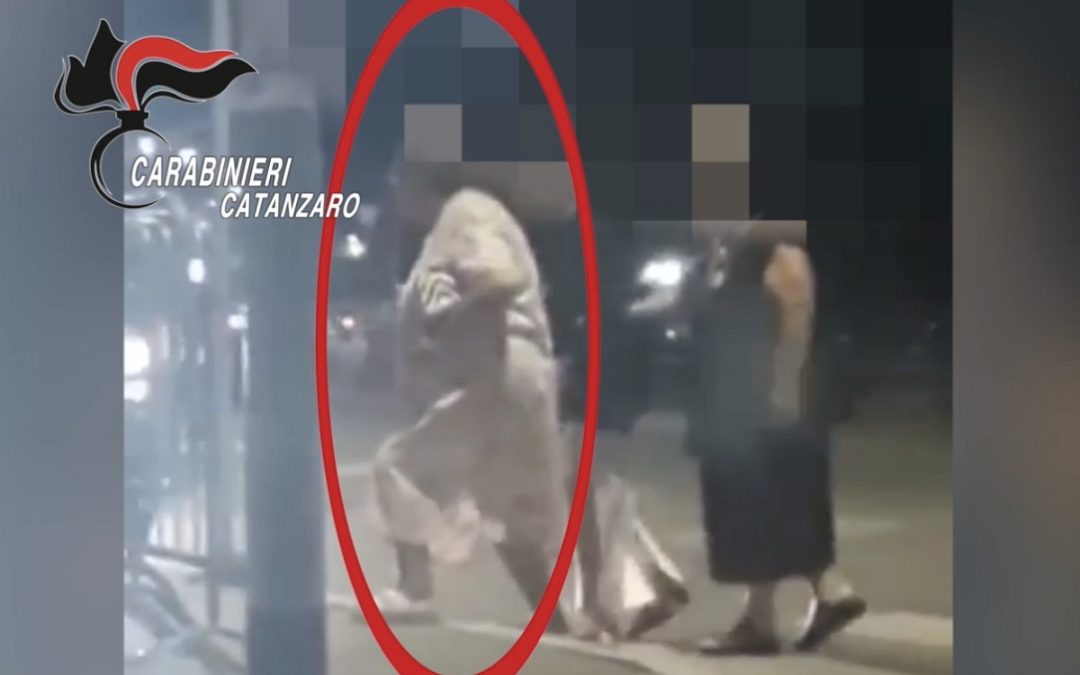 La falsa cieca a passeggio in strada