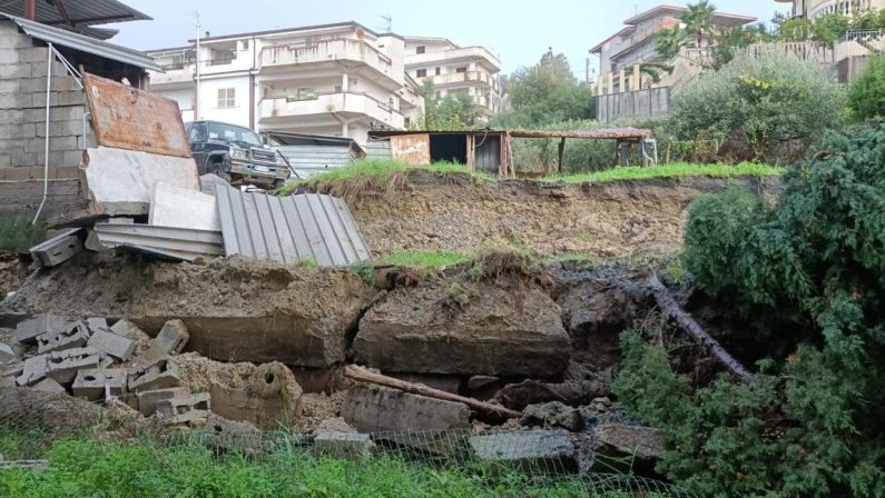 Dopo la pioggia a Caulonia si contano i danni: acqua e fango nelle case