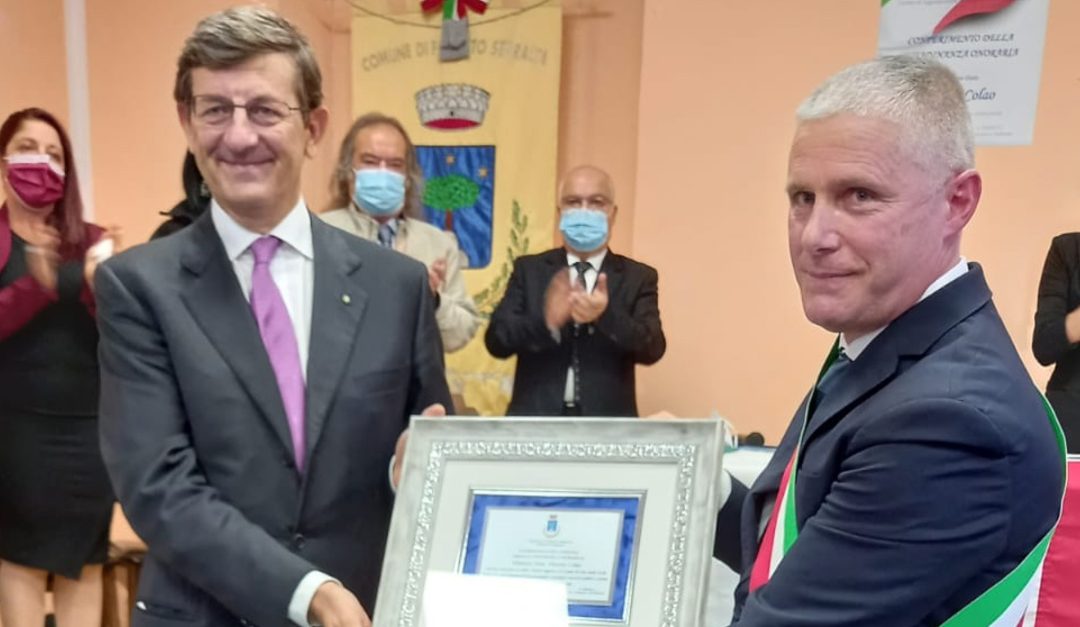 Il ministro Vittorio Colao riceve la cittadinanza onoraria dal sindaco Domenico Raffaele