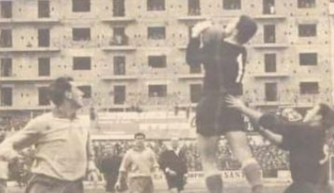 Un'azione di Cosenza-Alessandria allo stadio Morrone nella stagione 1961/62 (foto La Stampa)