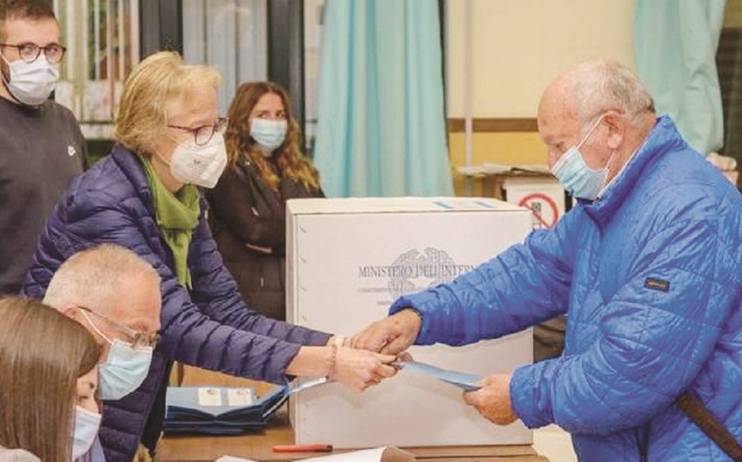 Operazioni di voto in un seggio
