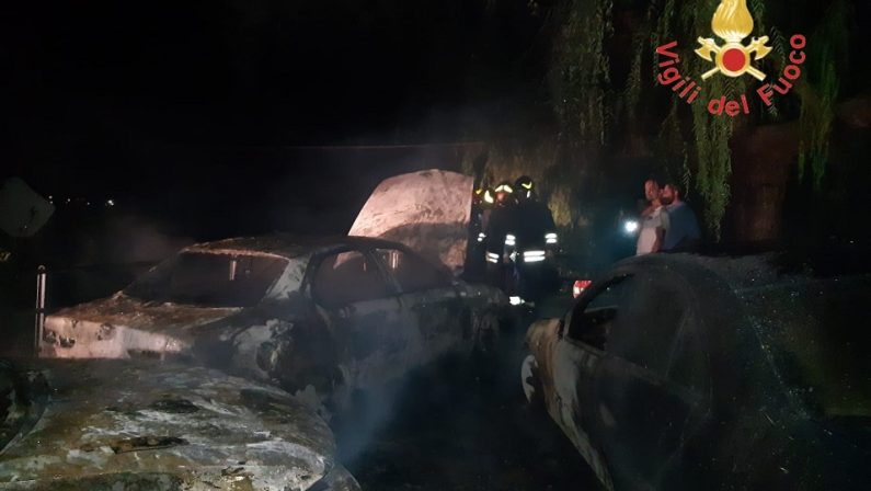 Notte di paura nel Catanzarese, tre autovetture in fiamme: avviate indagini