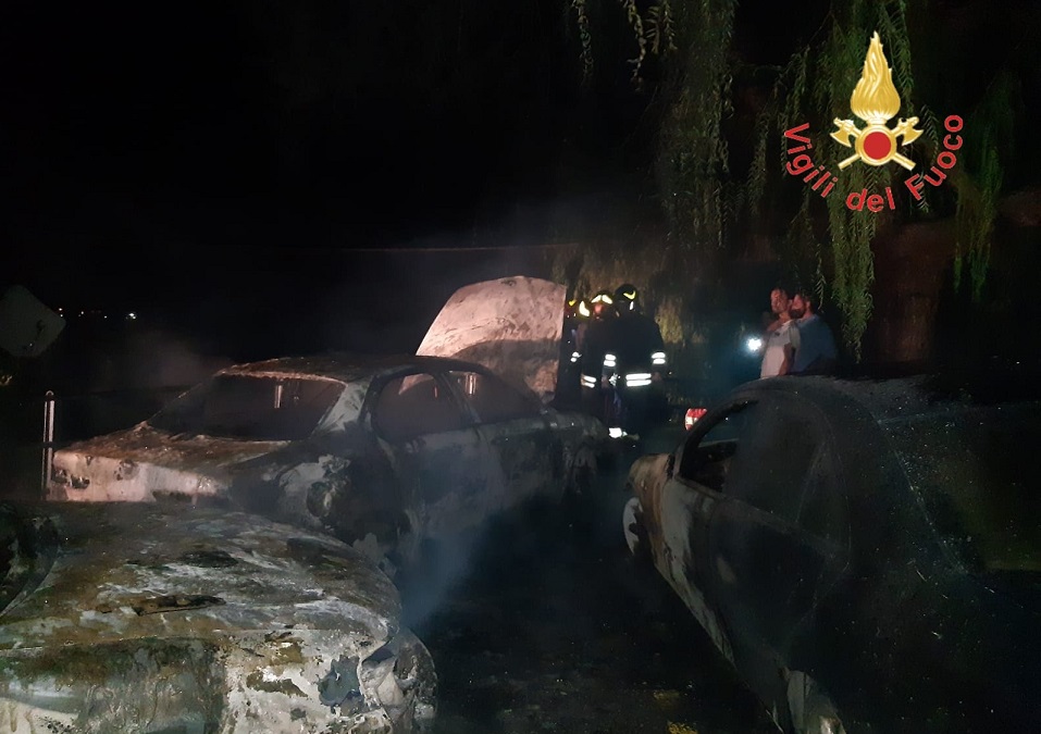 Le auto distrutte dal rogo