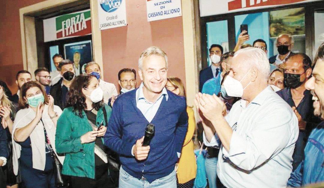 Gianluca Gallo festeggiato dopo il responso delle urne