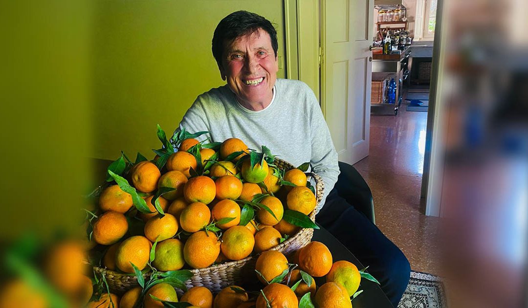 Gianni Morandi con le clementine ricevute