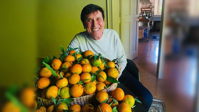 Gianni Morandi riceve e promuove le clementine di Rossano Corigliano
