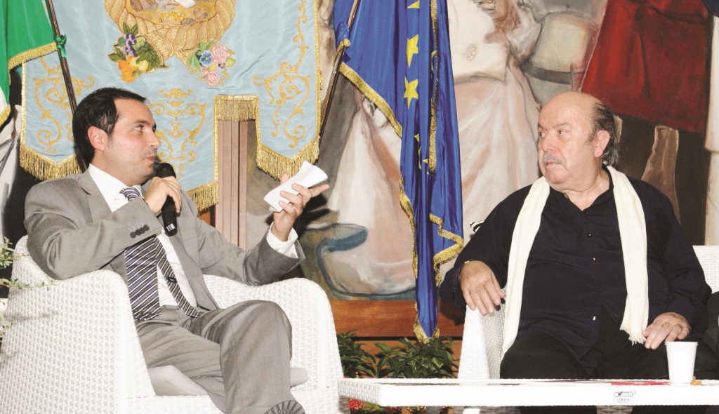 Il direttore artistico Mario Esposito con Lino Banfi durante una delle passate edizioni a Sorrento