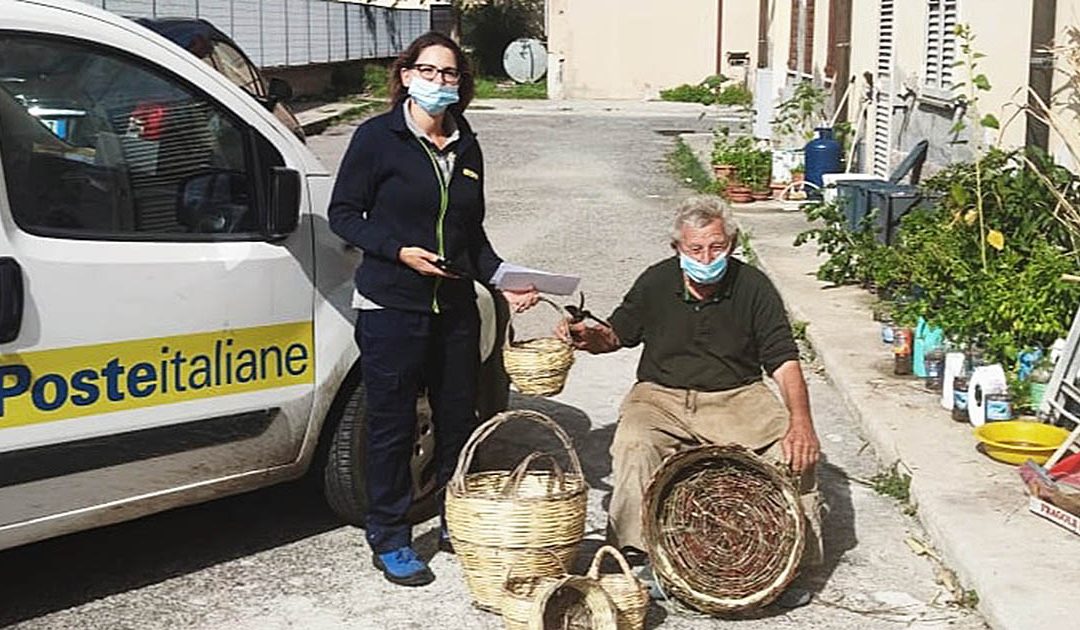 Immacolata Garretta e Antonio Lattari alias 'Ntoni e Sula, di Guardavalle, uno degli artigiani della provincia che realizza ceste in vimini a mano