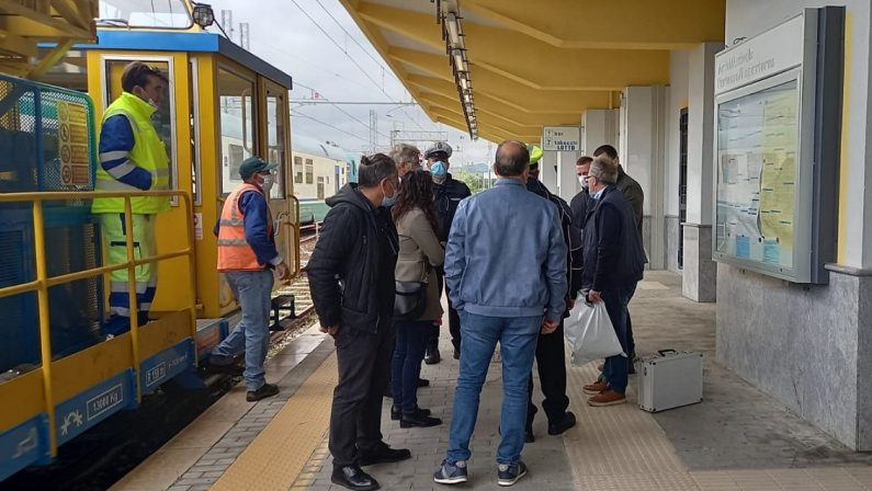 Donna investita e uccisa da un treno vicino Cosenza: sospesa la circolazione