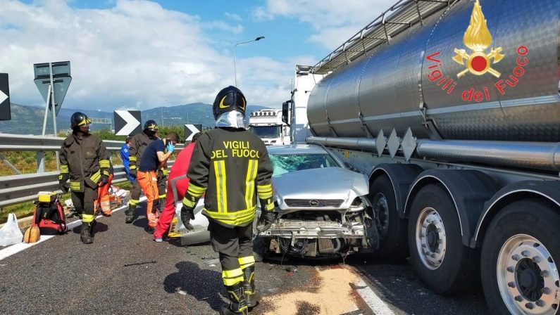 Incidenti stradali, auto contro autocisterna sullo svincolo di Lamezia: due feriti e traffico in tilt
