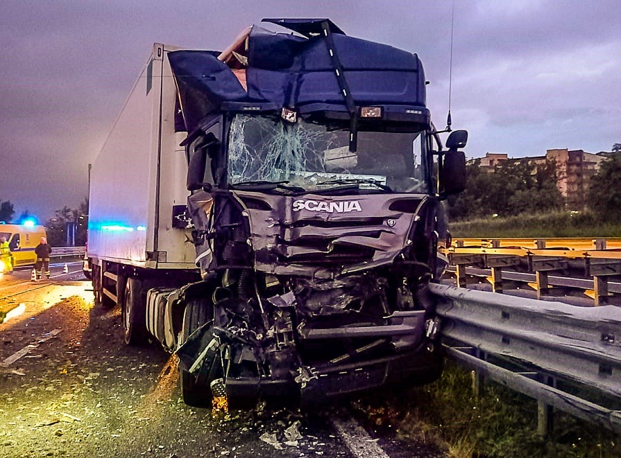Il Tir coinvolto nell'incidente stradale sull'A2 nel Cosentino