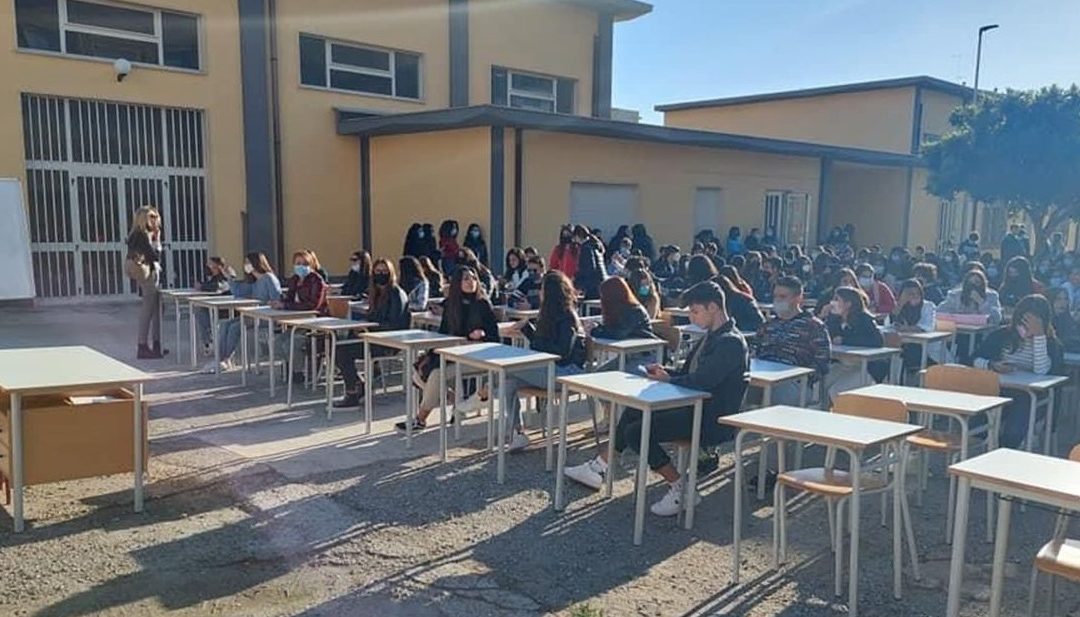 Gli studenti a lezione in cortile