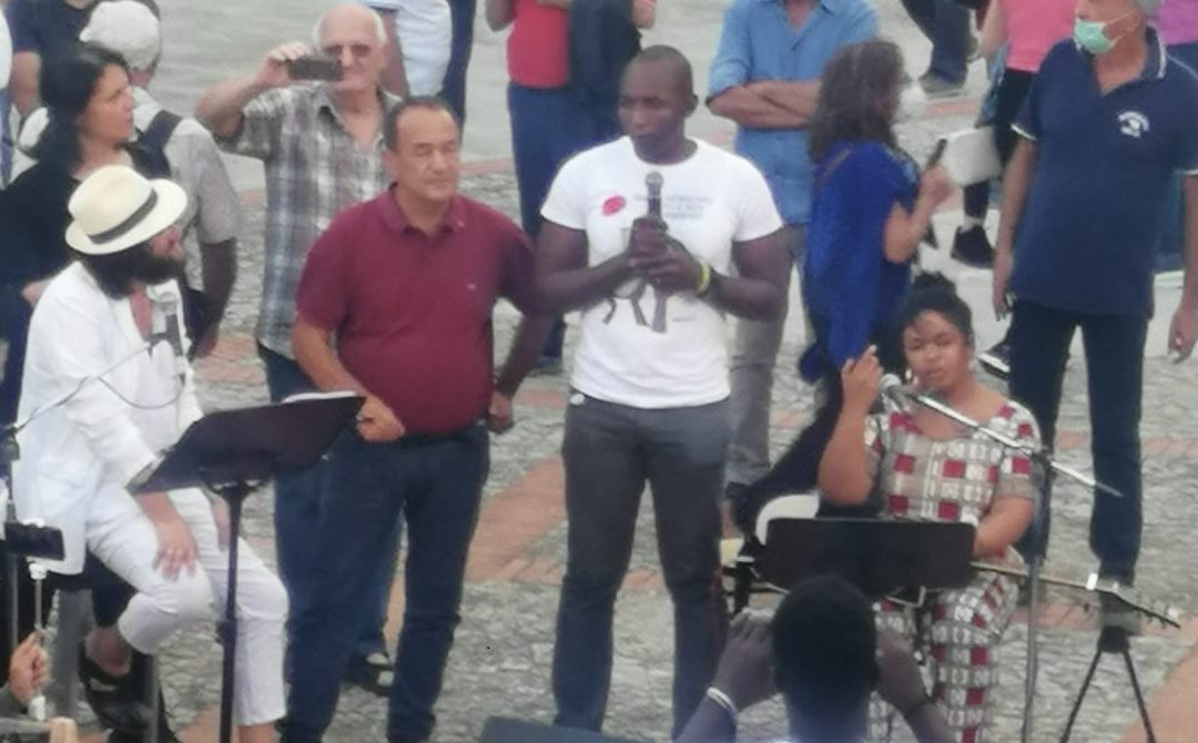 “L’umanità non si arresta”, Riace abbraccia Lucano