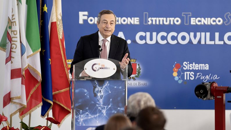 Mario Draghi a Bari: «Al Sud risorse senza precedenti». La scuola «cruciale per il futuro»