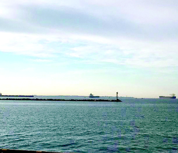 Le navi ferme nell’area antistante il porto di Taranto