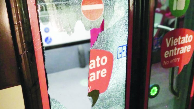 Vandalismo a Bari, il caso dei bus ad Halloween va in commissione