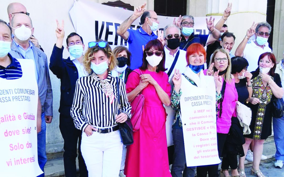 Una protesta dei dipendenti comunali per la vertenza della Cassa Prestanza