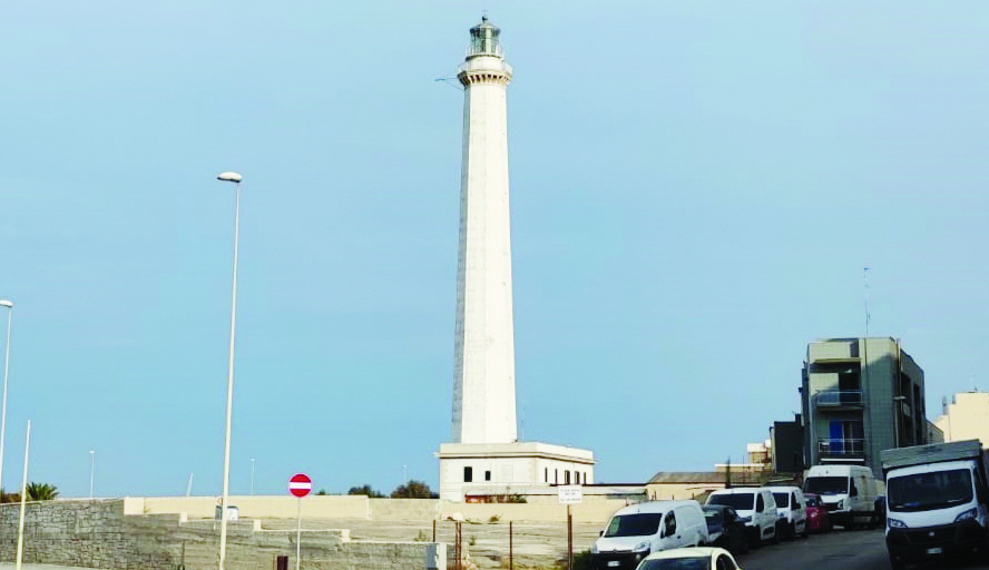 Il faro di San Cataldo, uno dei simboli della città