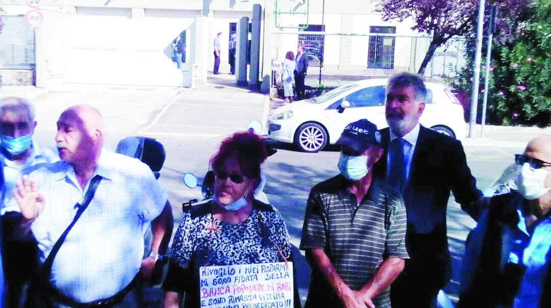 Un gruppo di risparmiatori al presidio di ieri mattina
