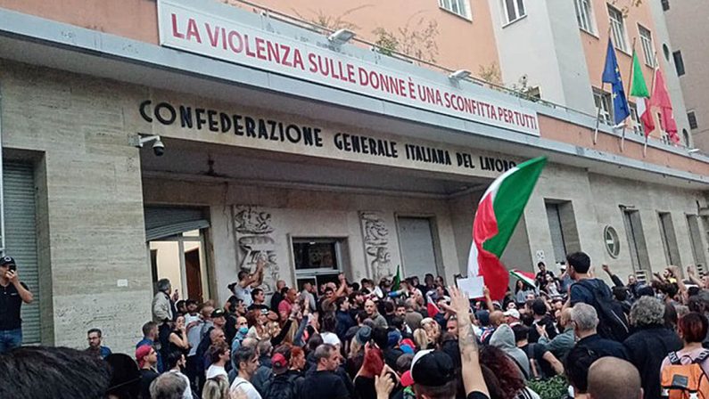 Cortei No green pass, scontri a Roma e Milano, assaltata la sede della Cgil