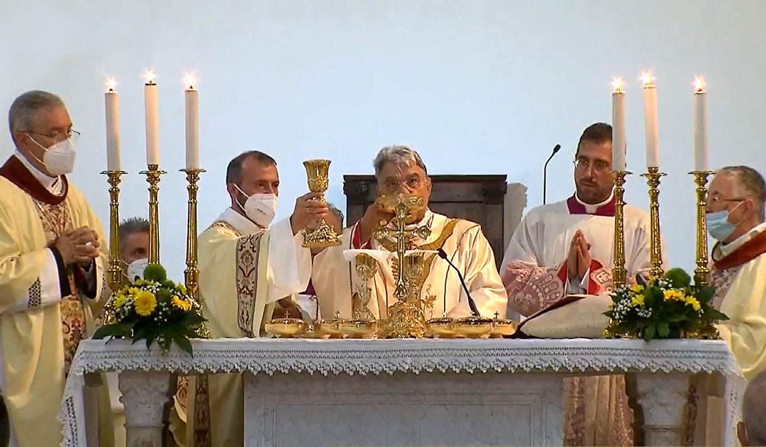 Il cardinale Marcello Semeraro concelebra con al fianco i vescovi Attilio Nostro e Luigi Renzo la beatificazione di don Francesco Mottola