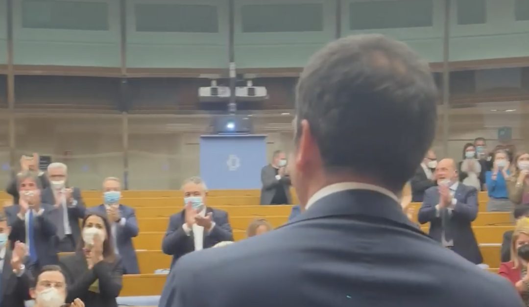 Roberto Occhiuto, di spalle, riceve l'applauso dei deputati di Forza Italia