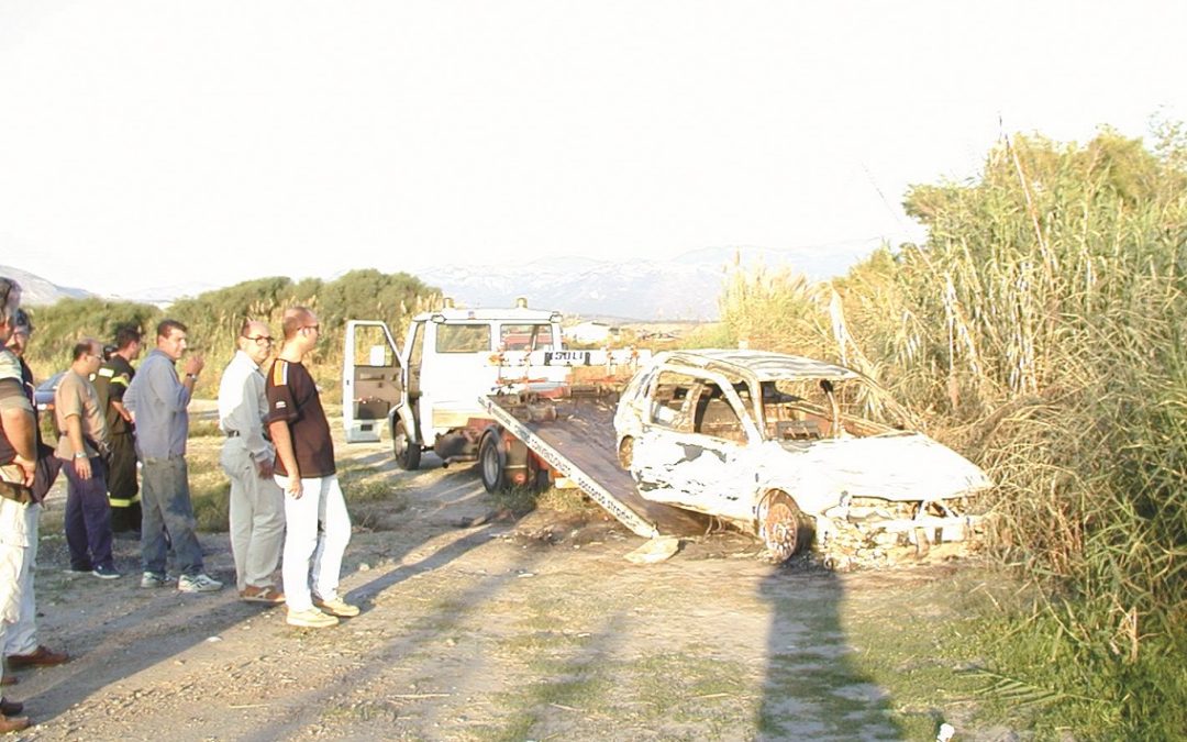 L'auto bruciata dove è stato rinvenuto il corpo di Arcuri