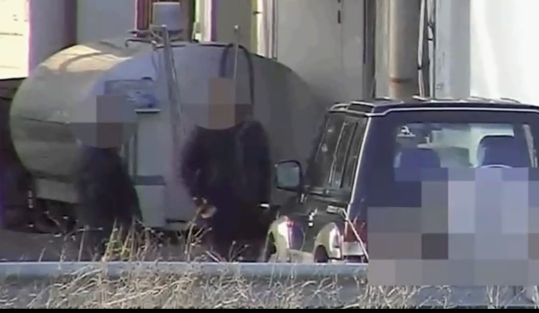 Due degli indagati ripresi dalle videocamere della Guardia di Finanza