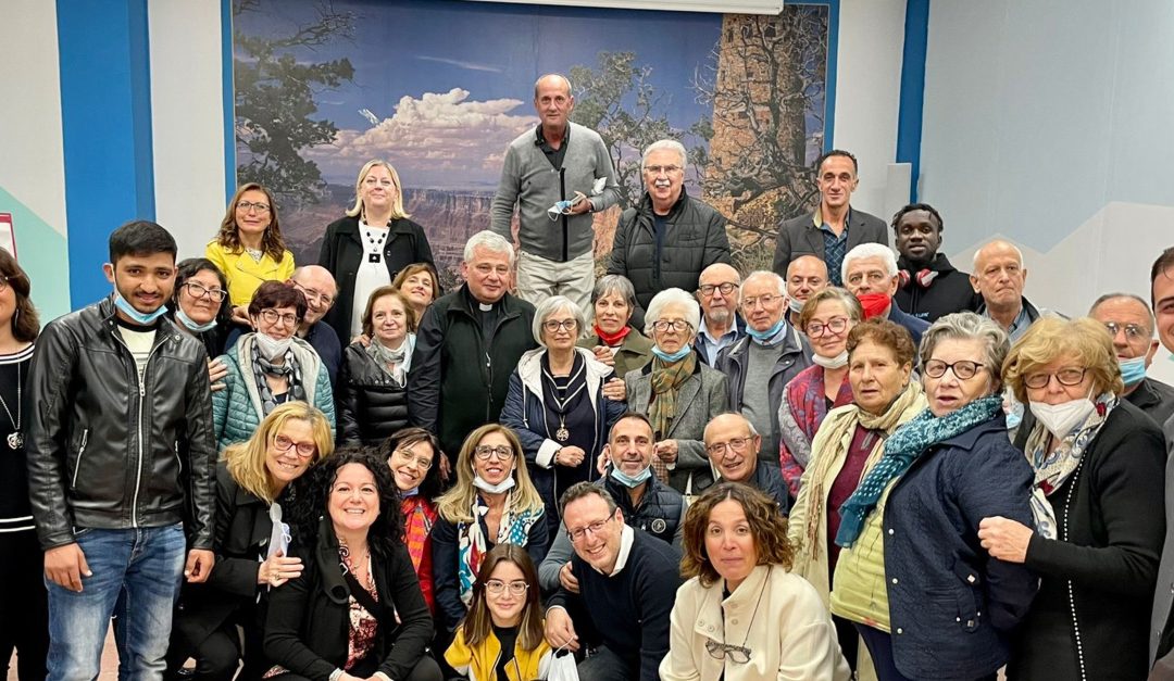 Foto di gruppo con al centro Padre Konrad Krajewski