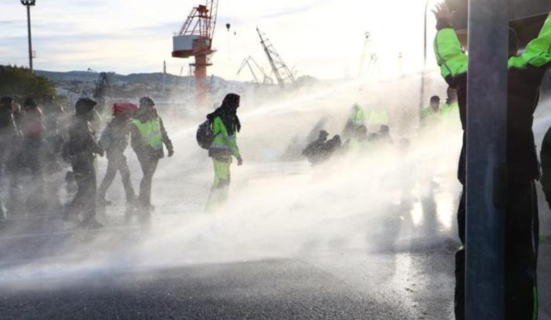 Gli idranti in azione sui manifestanti
