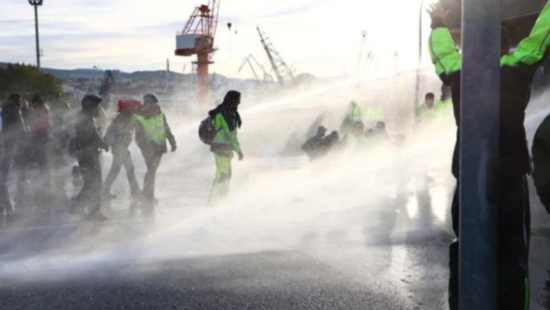 Porto di Trieste, con cariche, lacrimogeni e idranti la polizia sgombera 2mila no Green pass
