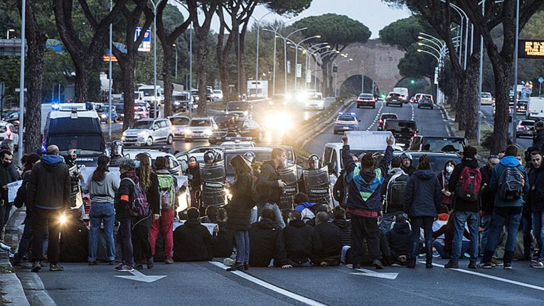 G20 Roma, manifestanti tentano di bloccare la Cristoforo Colombo poi sgomberati