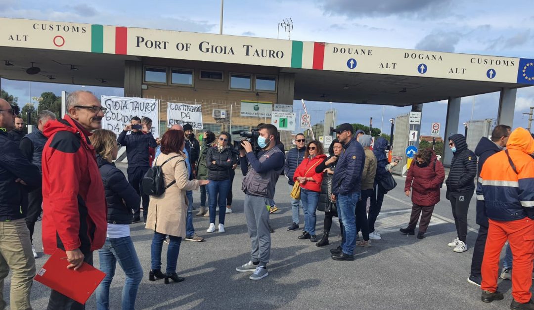 I manifestanti all'ingresso del porto di Gioia Tauro