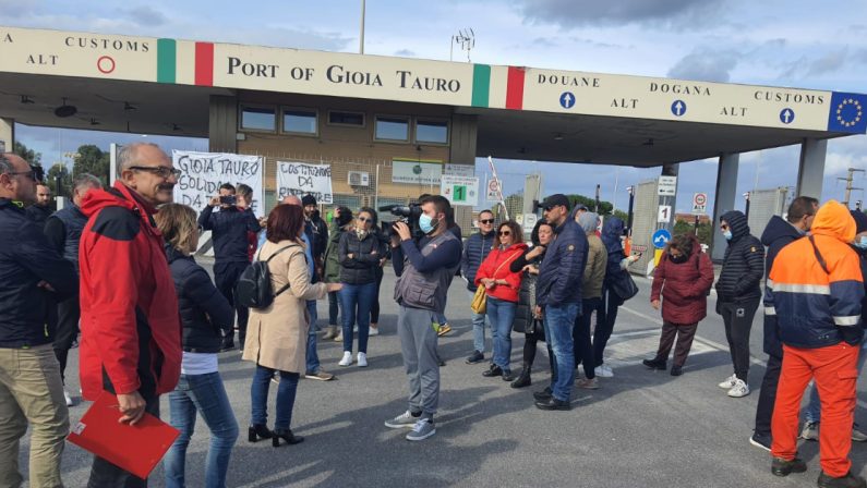 Protesta dei dipendenti "No Green pass" al porto di Gioia Tauro