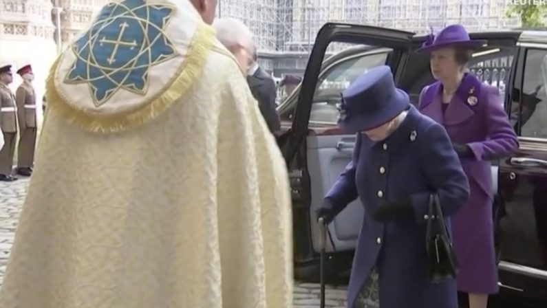 La regina Elisabetta per la prima volta con un bastone da passeggio