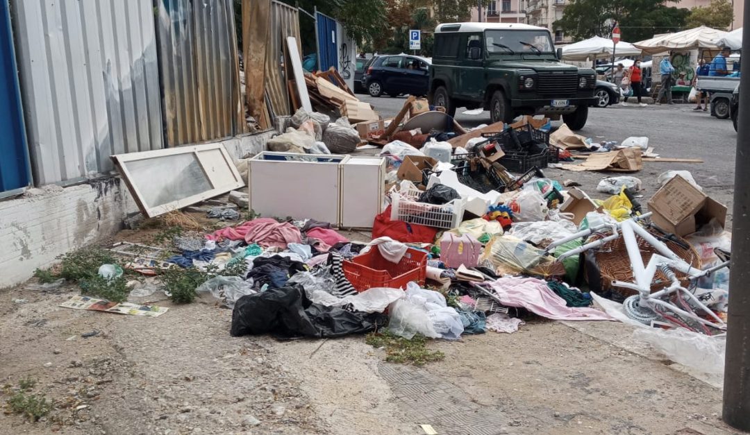 Rifiuti abbandonati a Piazza del Popolo a Reggio Calabria