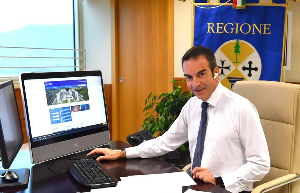 Roberto Occhiuto nel suo ufficio in Regione