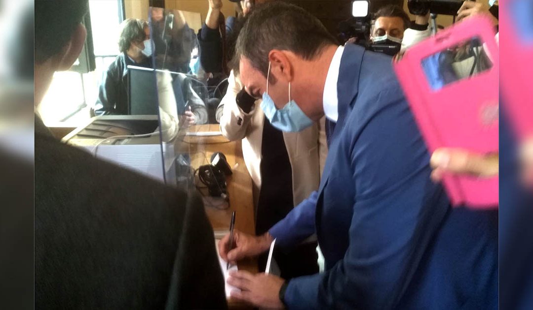 Il neo presidente Roberto Occhiuto firma il verbale di proclamazione