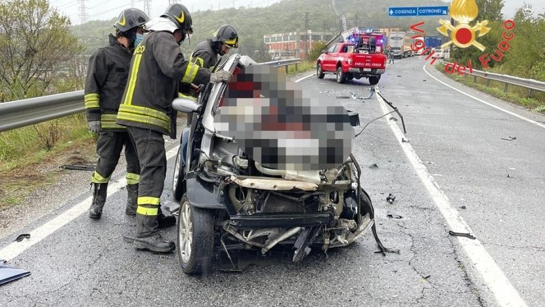 Incidente stradale nel Crotonese: autocarro contro una Smart, morto 24enne