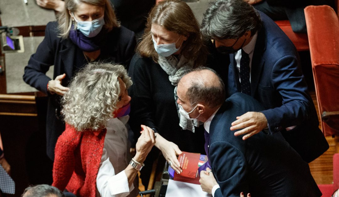 Voto sul Ddl Zan: Vincenzo Santangelo (M5S) protesta contro la presidente Casellati e Monica Cirinnà tenta di bloccarlo