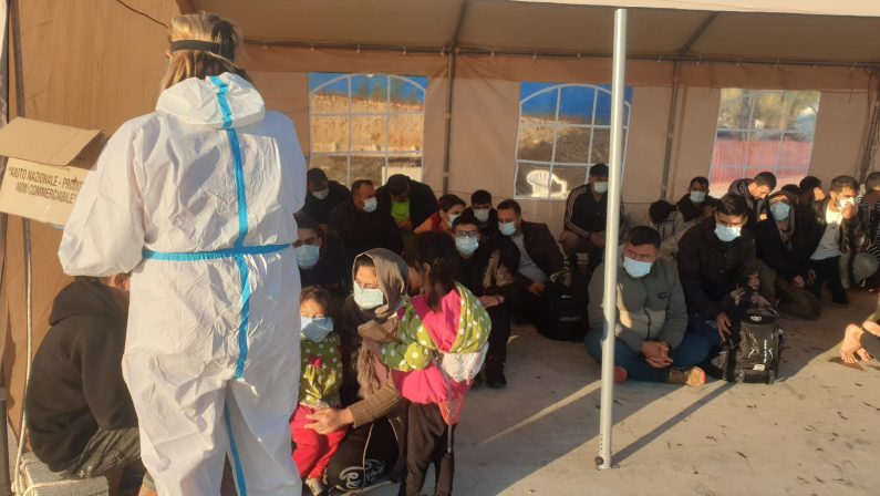 Migranti, il Governo rassicura: «Pronti centri di accoglienza in Calabria»