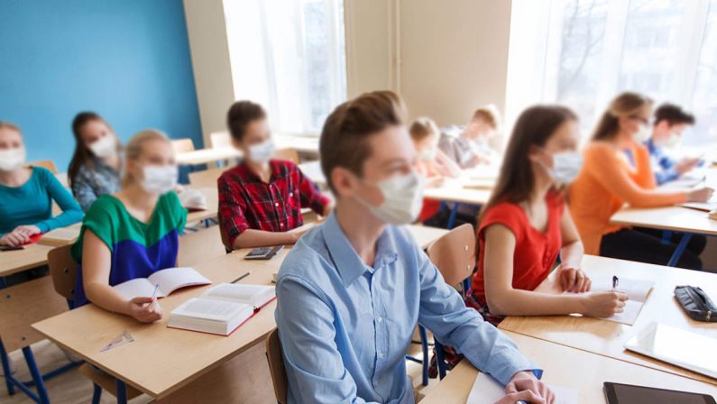 Scuola italiana fortino anti Covid, pochi casi e quarantene salvano le lezioni in presenza