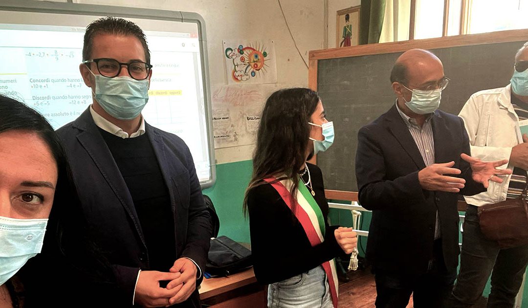 La consegna della fascia al neo sindaco dei ragazzi Vanessa Arena