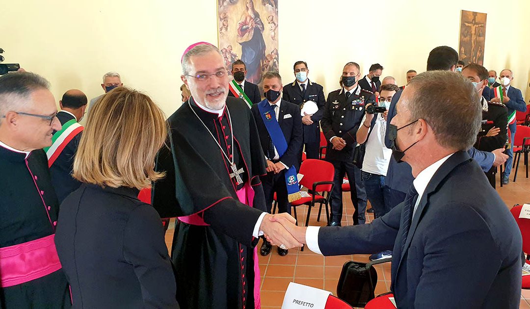 Il vescovo di Mileto-Nicotera-Tropea Attilio Nostro stringe la mano al Questore Raffaele Gargiulo e al prefetto Roberta Lulli