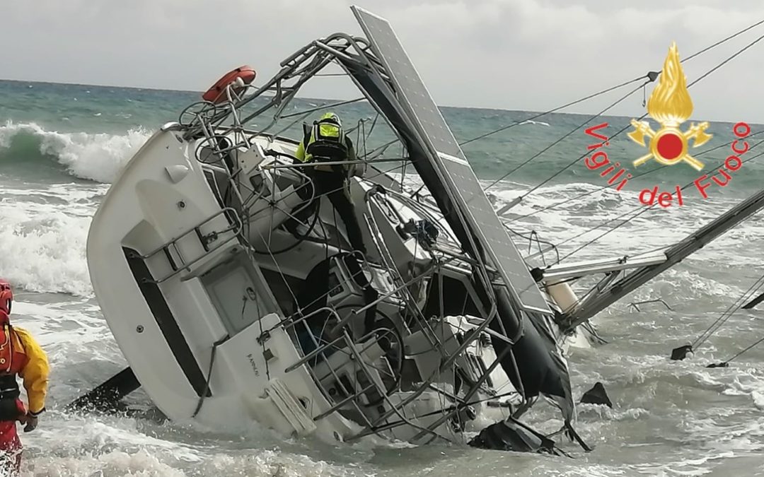 La barca a vela arenatasi nel Catanzarese