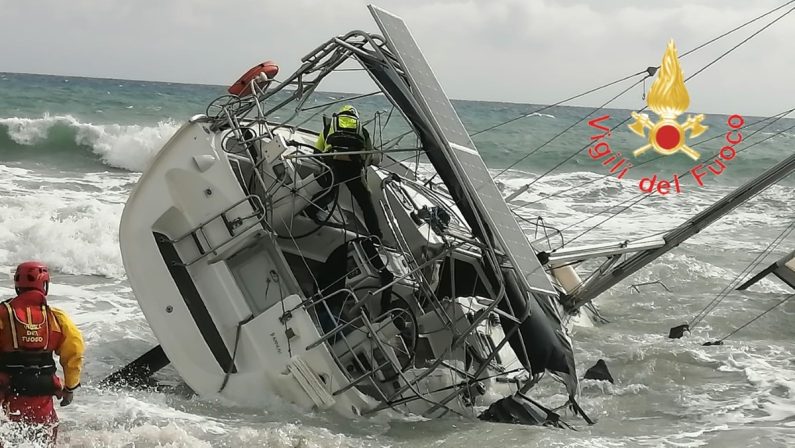 Barca a vela spiaggiata nel Catanzarese, mistero sulla presenza di persone a bordo